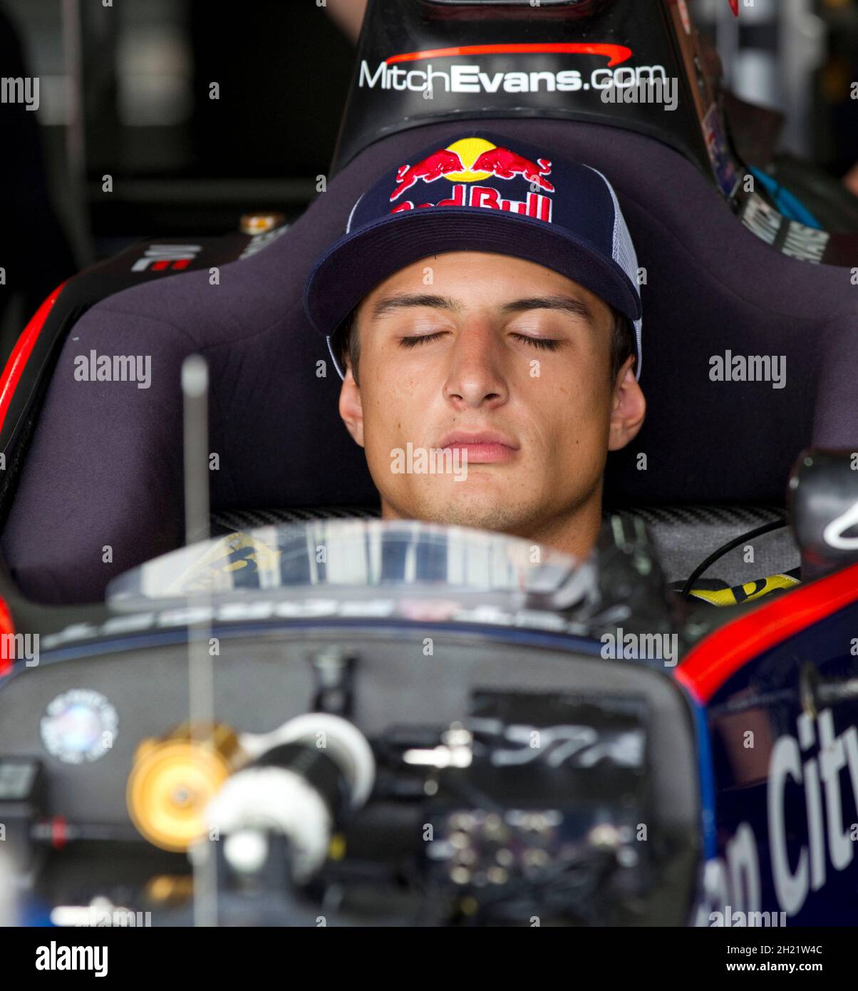 Il pilota campione della GP3 Mitch Evans riflette mentre attende la sua vettura prima di competere nella Toyota Racing Series 2013, Hampton Downs, Nuova Zelanda, sabato 02 febbraio, 2013. Foto Stock