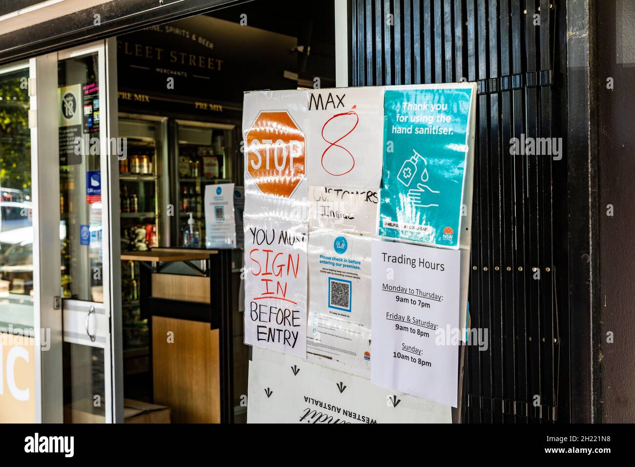 Negozio di liquori a Sydney durante la pandemia del codice 19, richiedendo ai clienti di limitare i numeri in negozio e accedere utilizzando il codice di scansione qr del servizio NSW Foto Stock