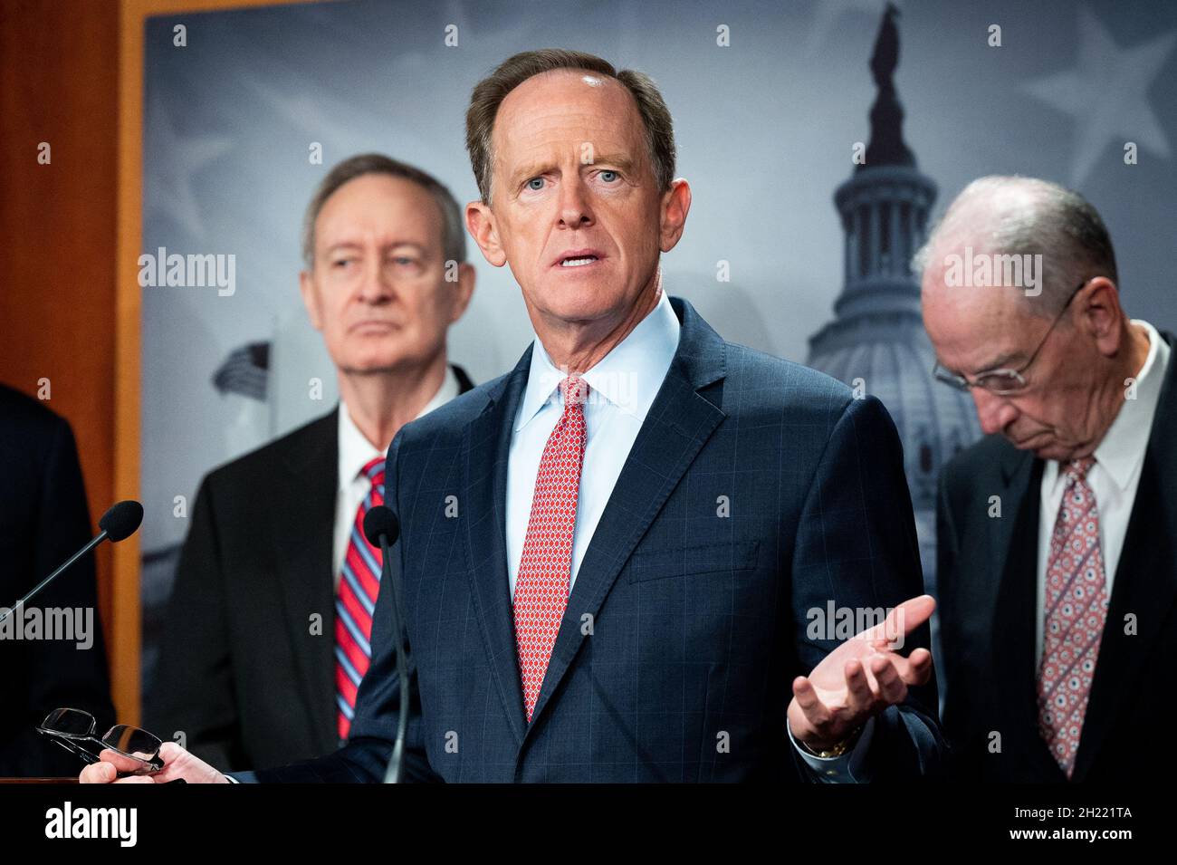 Washington, Stati Uniti. 19 Ott 2021. Senatore statunitense, Pat Toomey (R-PA) che parla a una conferenza stampa sui requisiti di segnalazione proposti dall'IRS presso il Campidoglio degli Stati Uniti. Credit: SOPA Images Limited/Alamy Live News Foto Stock