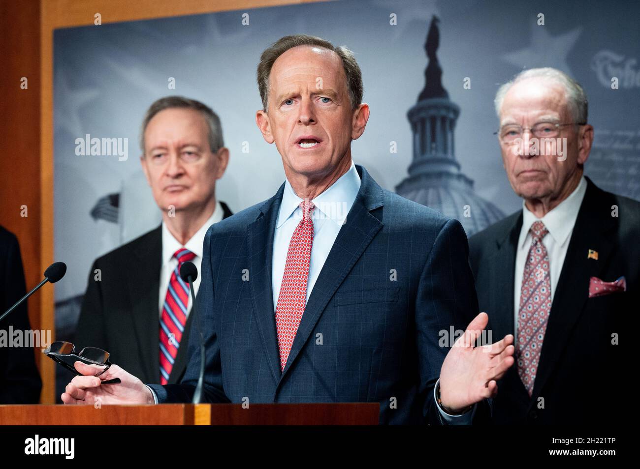 Washington, Stati Uniti. 19 Ott 2021. Senatore statunitense, Pat Toomey (R-PA) che parla a una conferenza stampa sui requisiti di segnalazione proposti dall'IRS presso il Campidoglio degli Stati Uniti. Credit: SOPA Images Limited/Alamy Live News Foto Stock