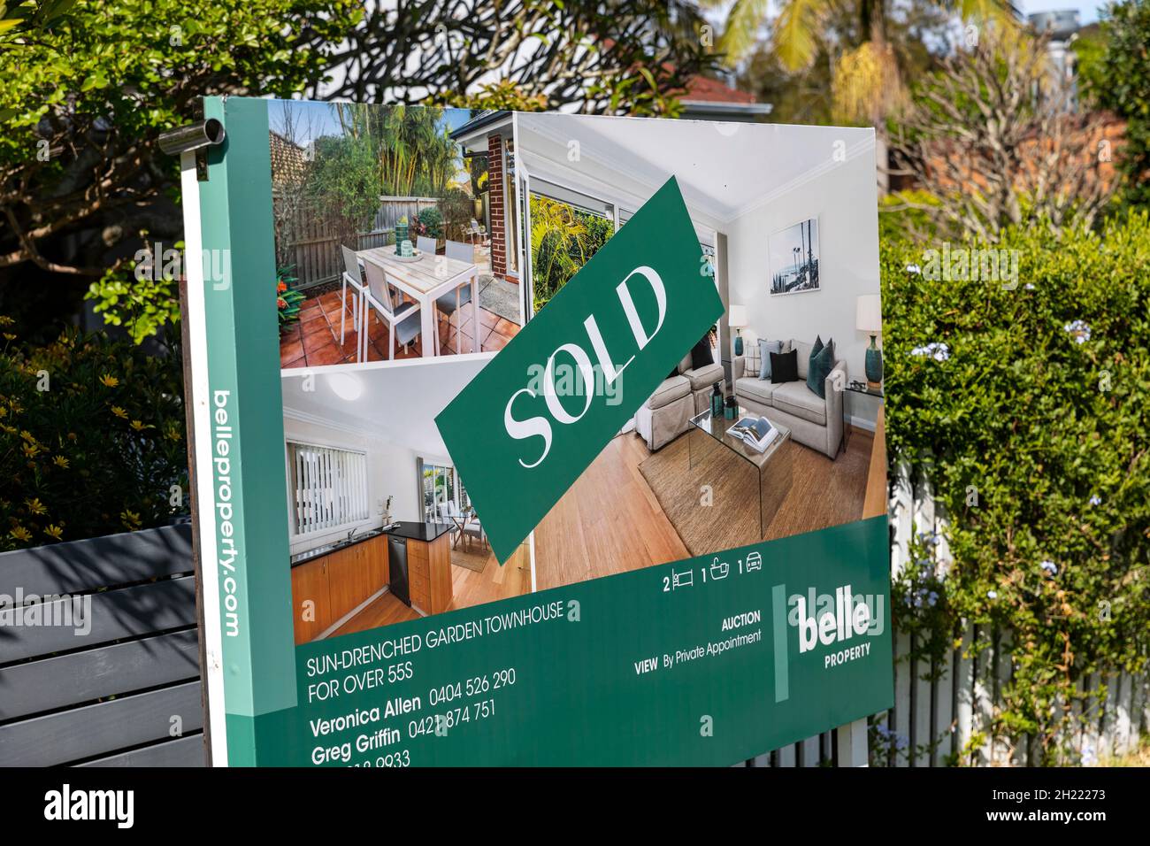 La casa australiana a Sydney è stata venduta dall'agente immobiliare che mostra il segno venduto sulla scheda di vendita della proprietà, Sydney, Australia Foto Stock