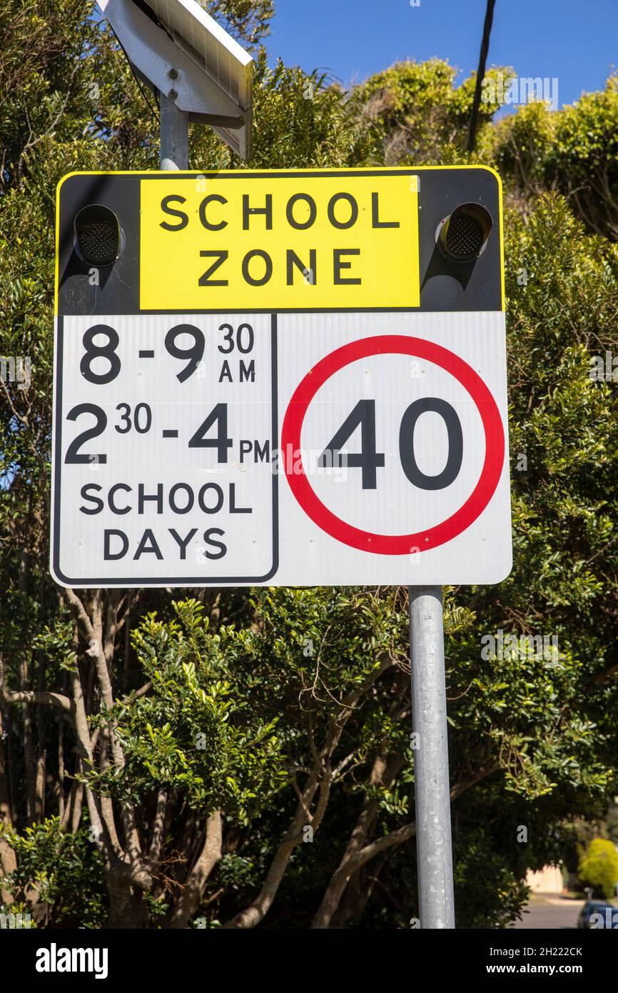 Segnale del limite di velocità della zona della scuola di 40 km/ora durante gli orari di inizio e fine della scuola a Sydney, NSW, Australia Foto Stock