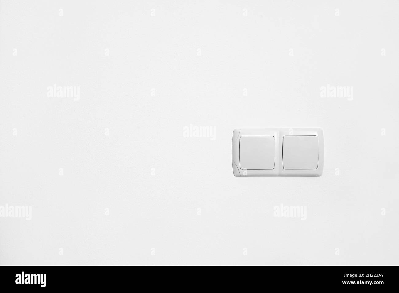 Moderno interruttore su parete bianca Foto Stock