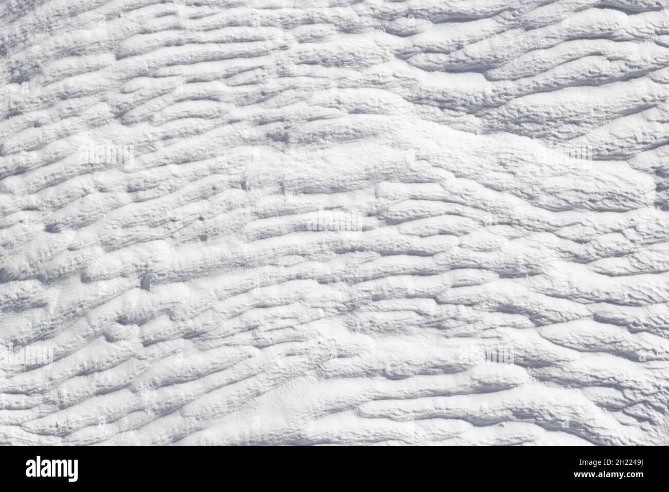 Texture of Pamukkale calcium travertino in Turchia, pattern grigio-bianco di onde orizzontali, primo piano. Foto Stock