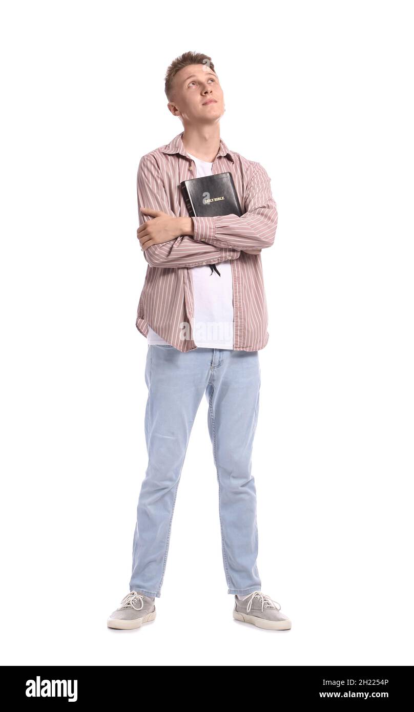Giovane con la Sacra Bibbia su sfondo bianco Foto Stock