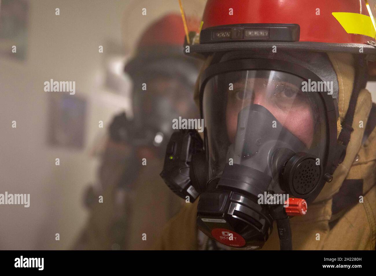 OCEANO PACIFICO (ott 18, 2021) – il tecnico dei sistemi informativi di seconda classe Alexander Wood guida il suo team di tubi flessibili attraverso gli spazi a bordo della nave d'assalto anfibio USS Makin Island (LHD 8) durante un esercizio generale del quartier generale del 18 ottobre. Makin Island sta conducendo le operazioni di routine nella terza flotta degli Stati Uniti. (STATI UNITI Foto Navy di Mass Communication Specialist 1a classe Michael J. Lieberknecht) Foto Stock