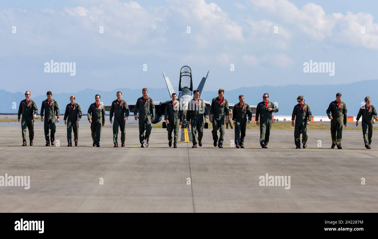 I marinai statunitensi con Carrier Air Wing 5 tornano alla Marine Corps Air Station Iwakuni, 7 ottobre 2021. Il ritorno dell’ala aerea ha completato un dispiegamento della quinta e settima flotta, imbarcato a bordo della USS Ronald Reagan (CVN 76), dove hanno fornito airpower per proteggere le forze degli Stati Uniti e della coalizione mentre hanno condotto operazioni di prelievo in Afghanistan e hanno volato missioni a sostegno di una regione indopacifica libera e aperta. (STATI UNITI Foto del corpo marino di CPL. Mitchell Austin) Foto Stock
