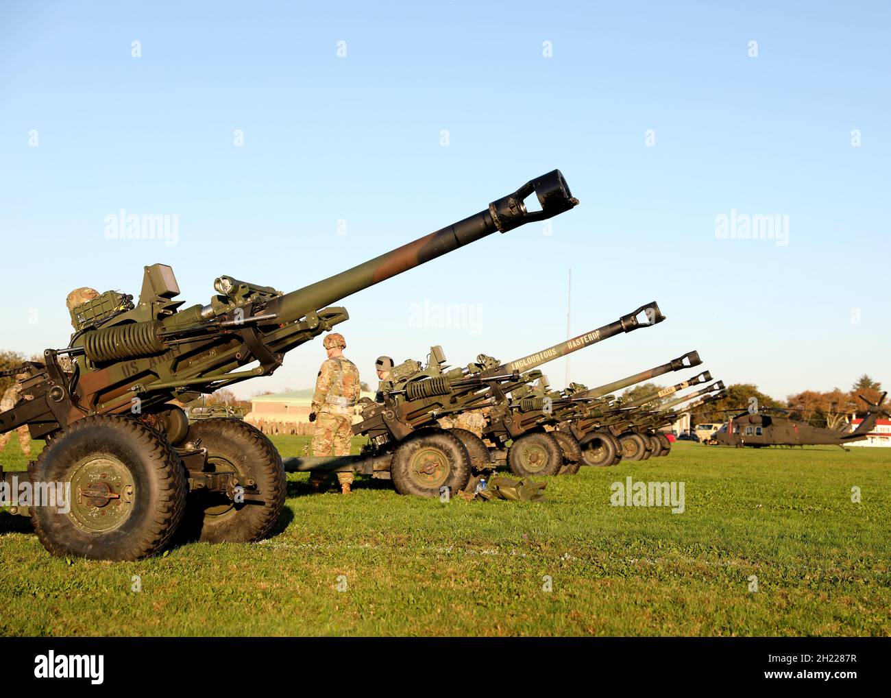 La batteria Alpha della Guardia Nazionale del New Jersey, 3° Battaglione, 112° Artillery campo preparare i canoni per sparare al National Guard Training Center in Sea Girt, NJ, 17 ottobre 2021. La Revisione militare è una tradizione di lunga data che consente al governatore - il comando0in0capo della milizia di stato - l'opportunità di rivedere i soldati e gli Airmen della Guardia Nazionale della Nuova maglia. (STATI UNITI Guardia Nazionale dell'esercito foto di Sgt. Diana P. Rossi) Foto Stock