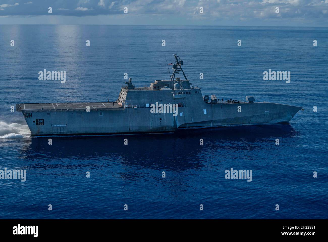 211018-N-FA490-1308 MARE DELLE FILIPPINE (OTT 18, 2021) la nave da combattimento litoranea variante-indipendenza USS Jackson (LCS 6) transita il Mare delle Filippine durante le operazioni di routine. Jackson, parte di Destroyer Squadron Seven, è in fase di implementazione rotazionale nell'area operativa della settima flotta degli Stati Uniti per migliorare l'interoperabilità con i partner e fungere da forza di risposta pronta a sostegno di una regione indopacifica libera e aperta. (STATI UNITI Foto Navy di Mass Communication Specialist terza classe Andrew Langholf/Released Foto Stock