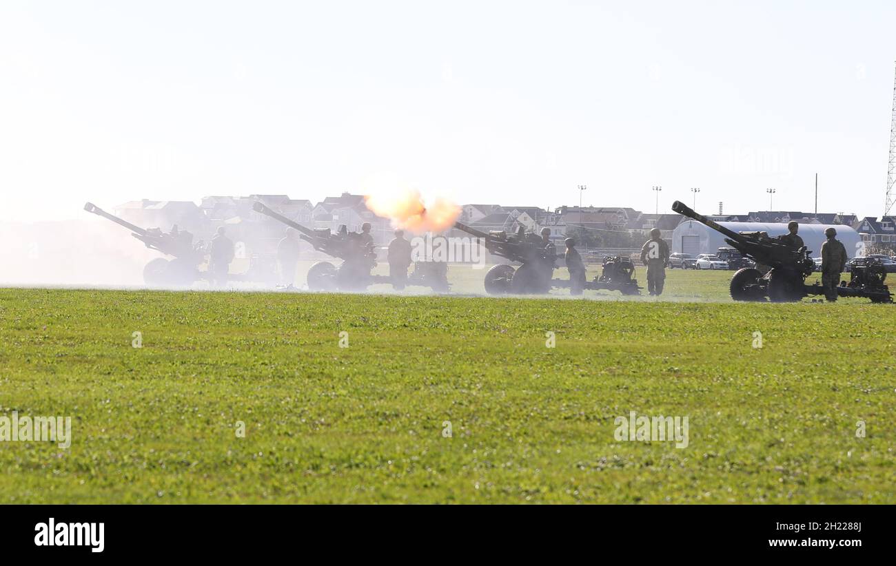 Alpha Battery della Guardia Nazionale del New Jersey; 3° Battaglione; 112° canoni da fuoco per artiglieria al National Guard Training Center di Sea Girt, NJ, 17 ottobre 2021. La Revisione militare è una tradizione di lunga data che consente al governatore - il comando0in0capo della milizia di stato - l'opportunità di rivedere i soldati e gli Airmen della Guardia Nazionale della Nuova maglia. (STATI UNITI Esercito foto di Sgt. Diana P. Rossi) Foto Stock