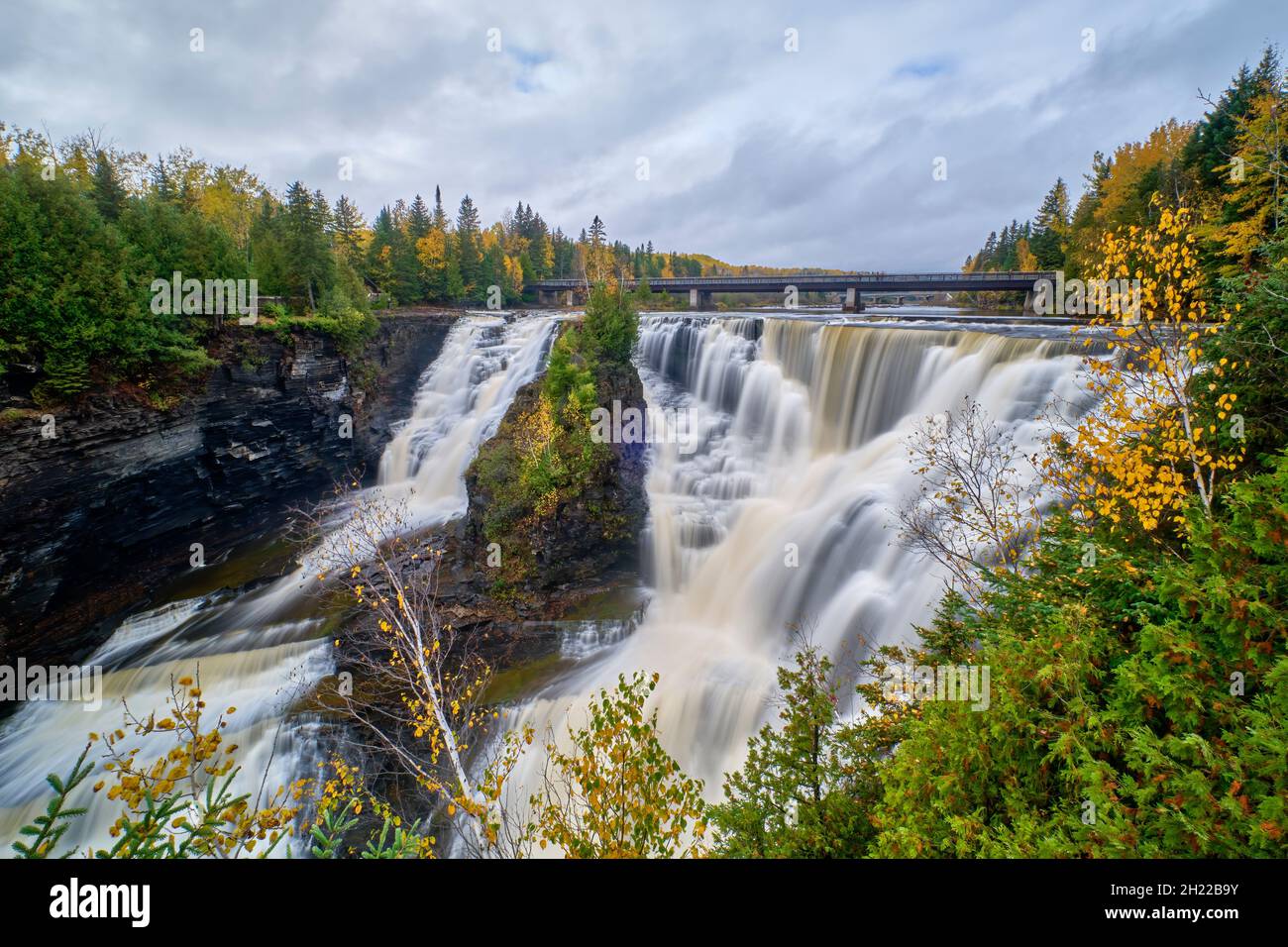Le cascate di Kakabeka vicino a Thunder Bay, Ontario, sono conosciute come il Niagara del nord. Foto Stock
