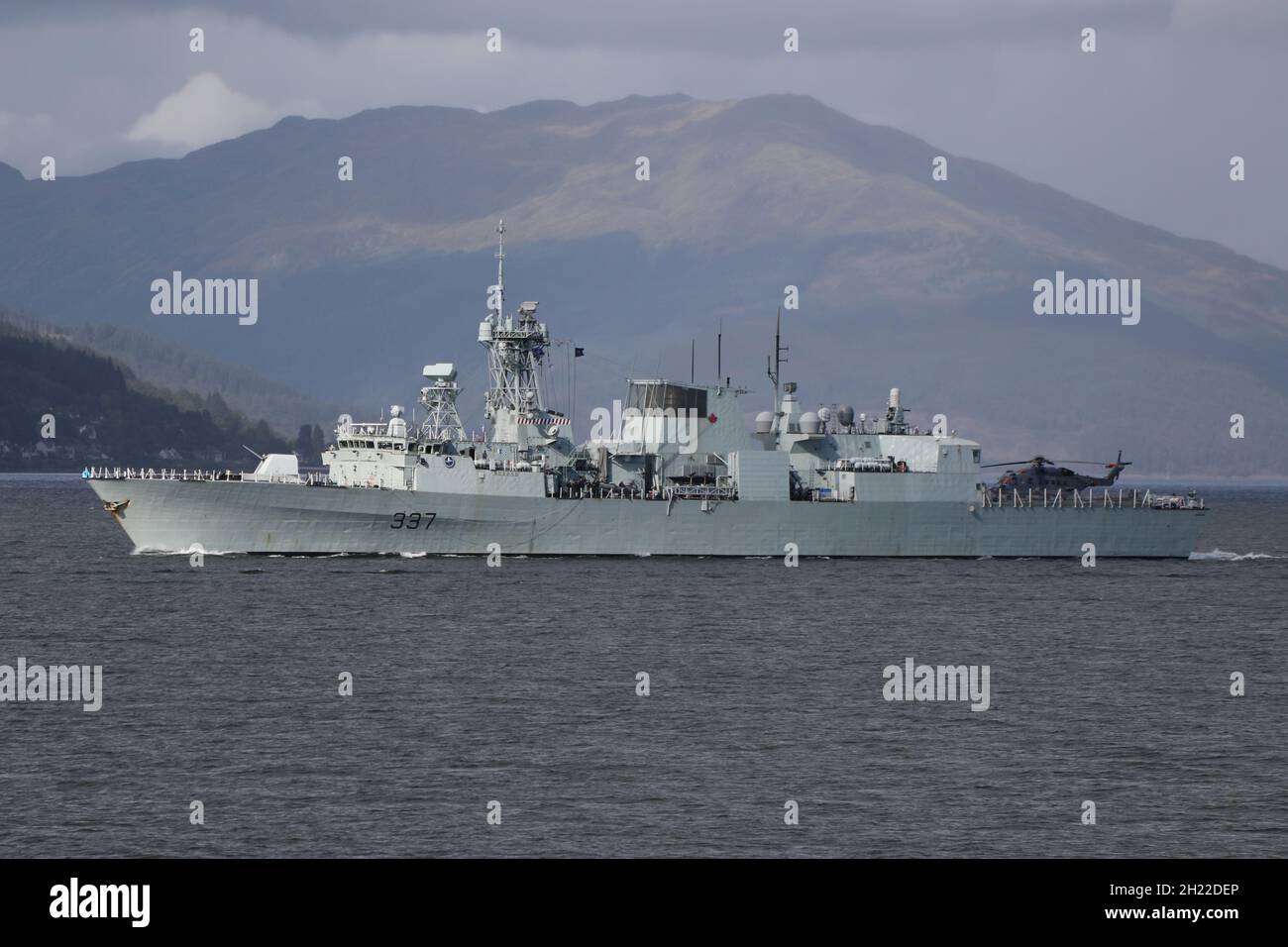 HMCS Fredericton (FFH-337), fregata della Royal Canadian Navy di classe Halifax (o City-Class), passando Gourock sul Firth of Clyde mentre si dirige verso l'esterno per prendere parte agli esercizi militari Dynamic Mariner 2021 e Joint Warrior 21-2. Un Sikorsky CH-148 Cyclone (numero di serie 148826) può essere visto sul ponte dell'elicottero. Foto Stock