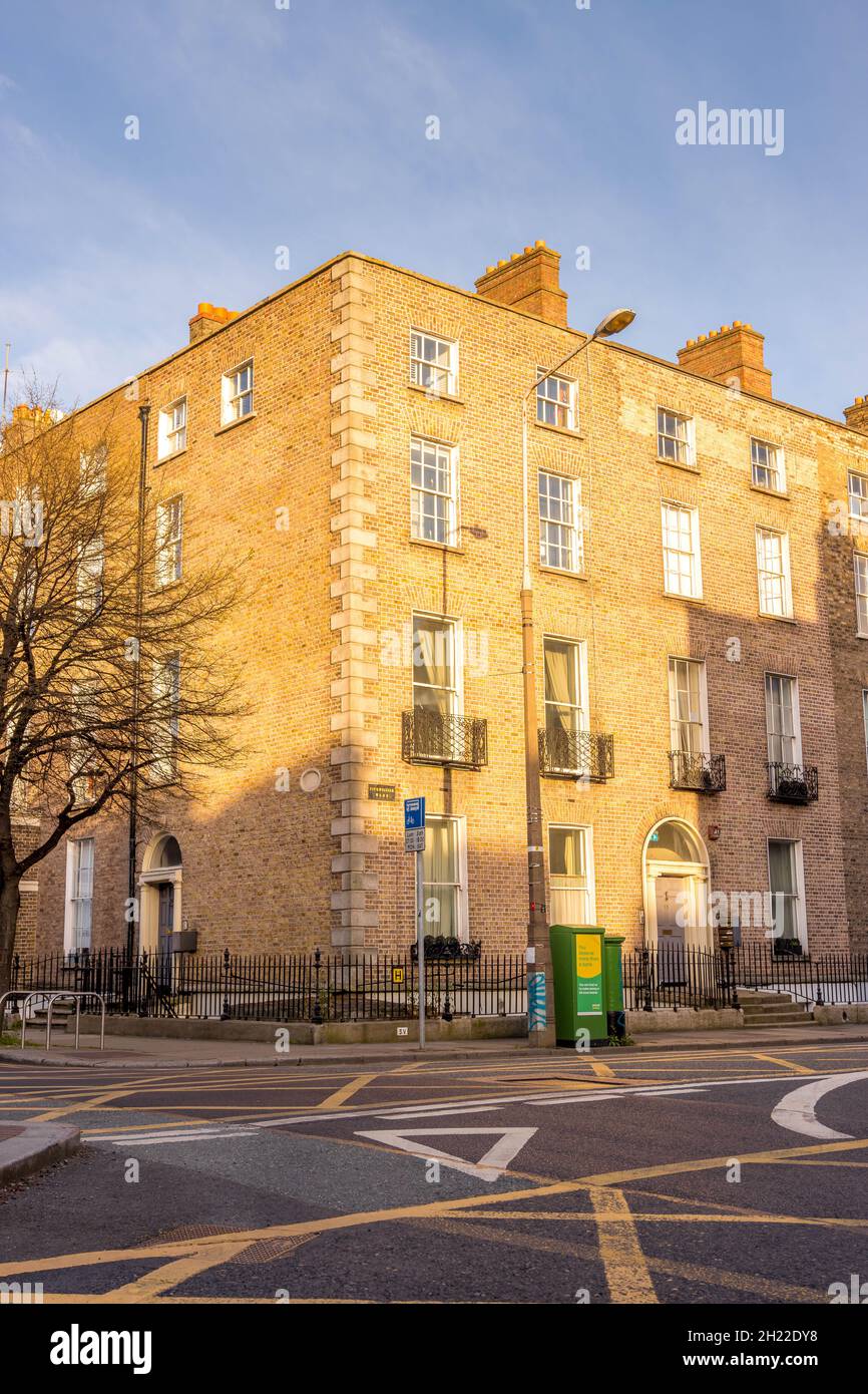 Dublino, Irlanda - Aprile 23 2021 'uffici vicino a Fitzwilliam Square a Dublino durante l'alba' Foto Stock