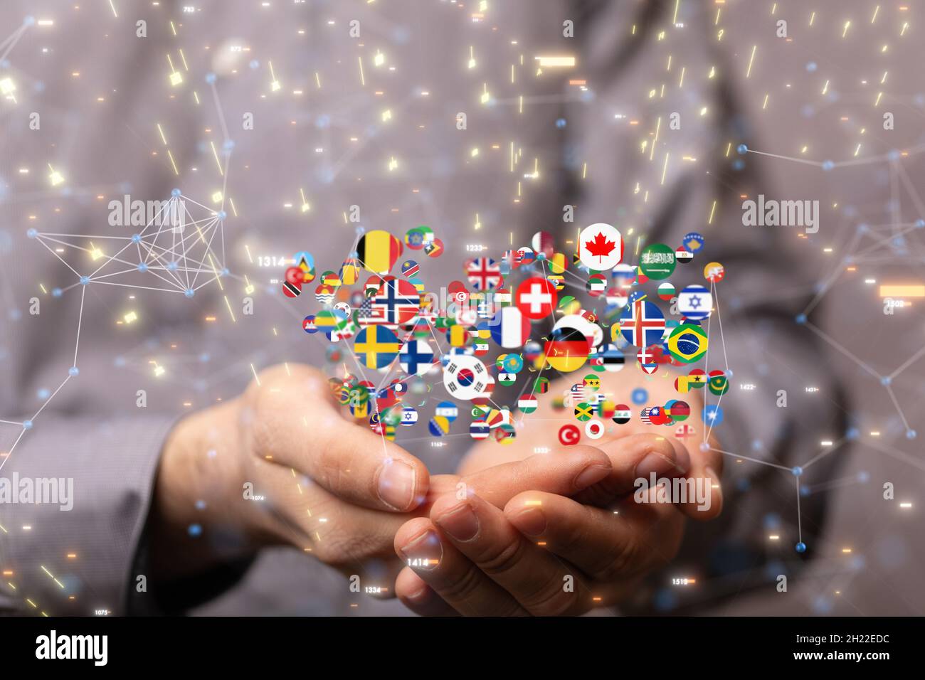 Mappa del mondo con rendering in 3D con icone di bandiera di tutti i paesi sulle mani di un maschio sullo sfondo Foto Stock
