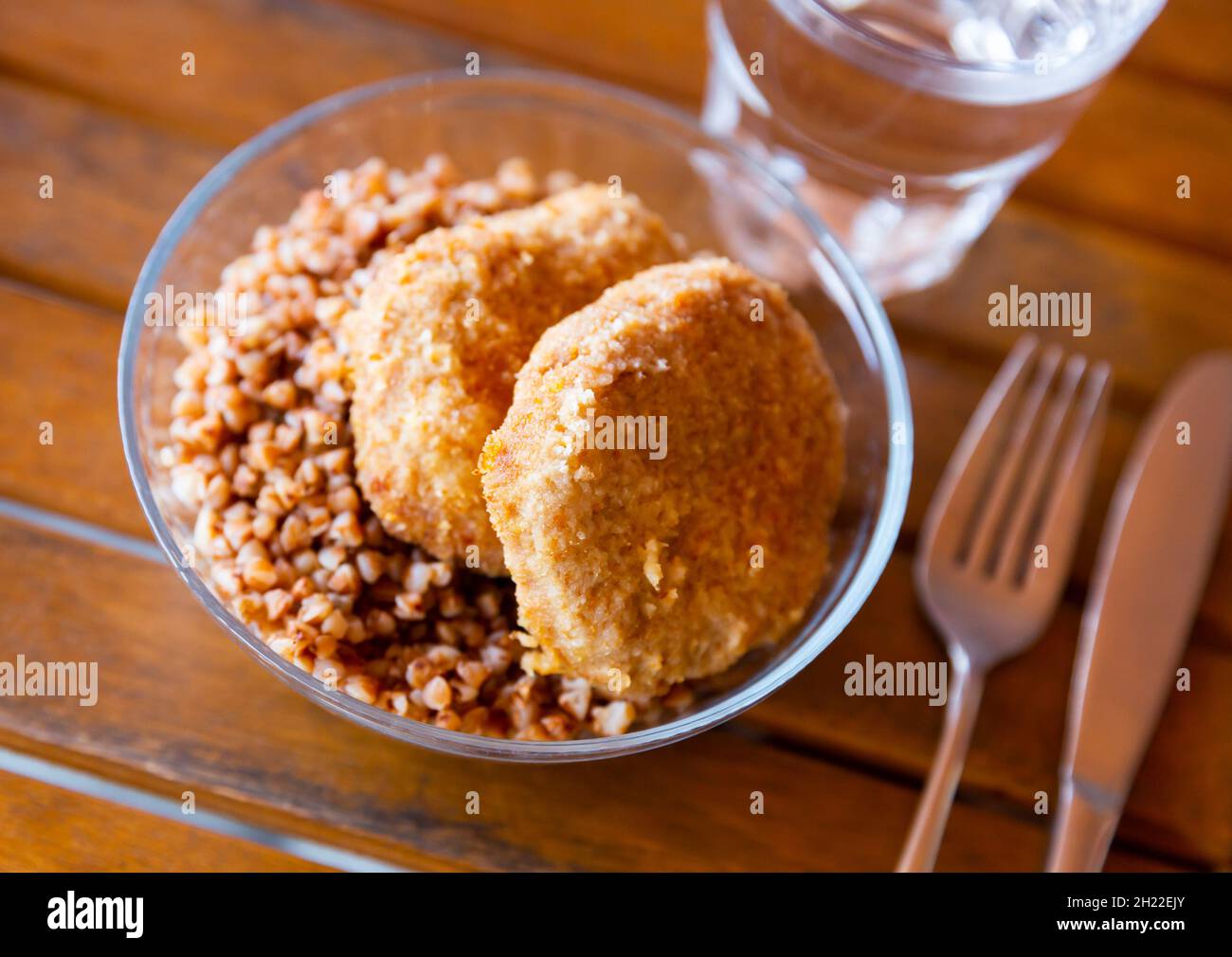 Appena cotta parte di grano saraceno bollito con le cotolette Foto Stock