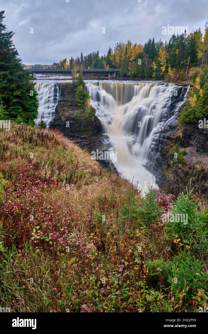 Le cascate di Kakabeka vicino a Thunder Bay, Ontario, sono conosciute come il Niagara del nord. Foto Stock