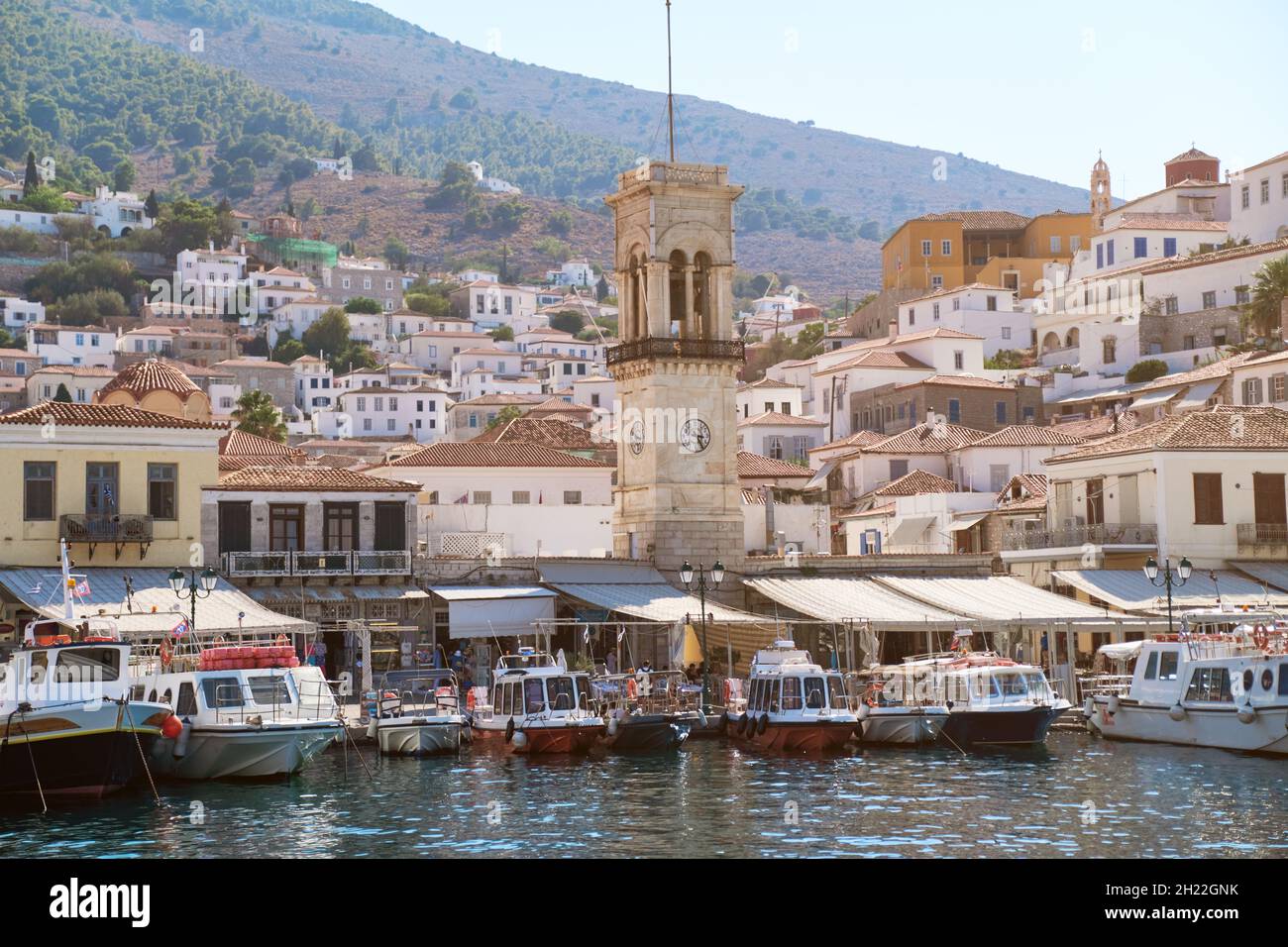 Vista dal mare al porto di Hydra Marina, Grecia Foto Stock