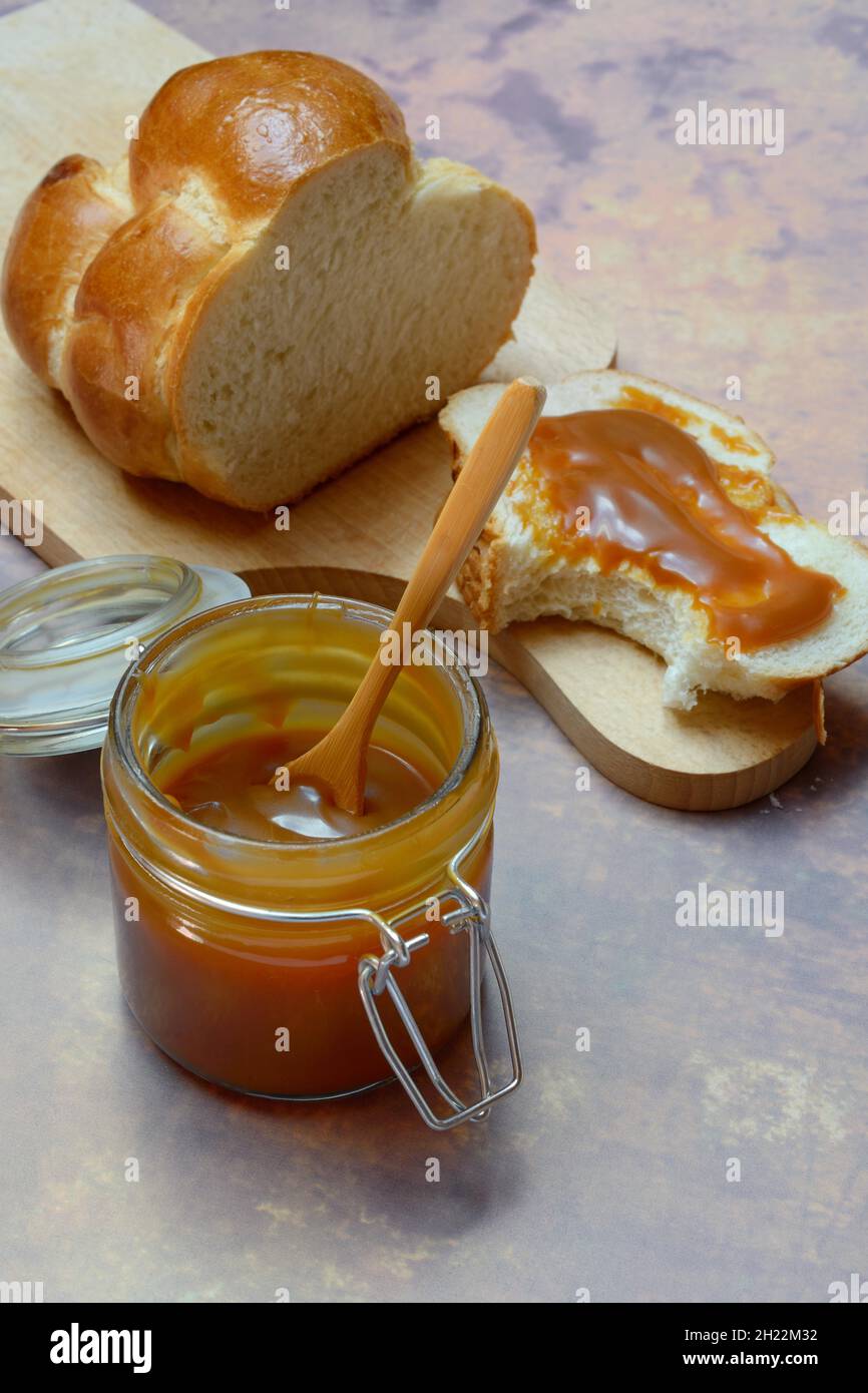 Crema di caramello francese in vetro e intreccio di lievito, Bretagna, Francia Foto Stock