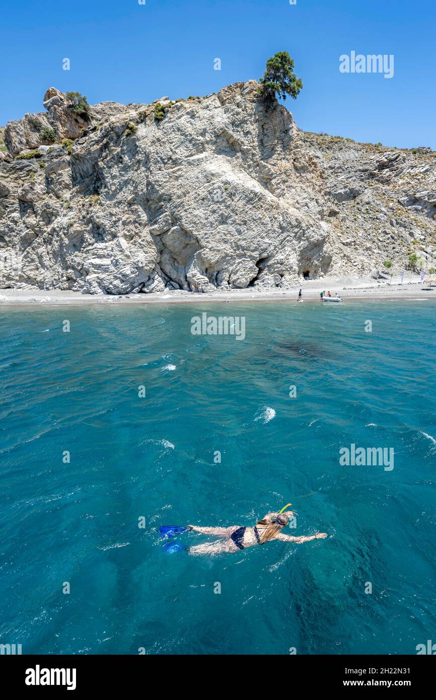 Donna snorkeling in acqua, Empros Therme spiaggia, Kos, Dodecaneso, Grecia Foto Stock