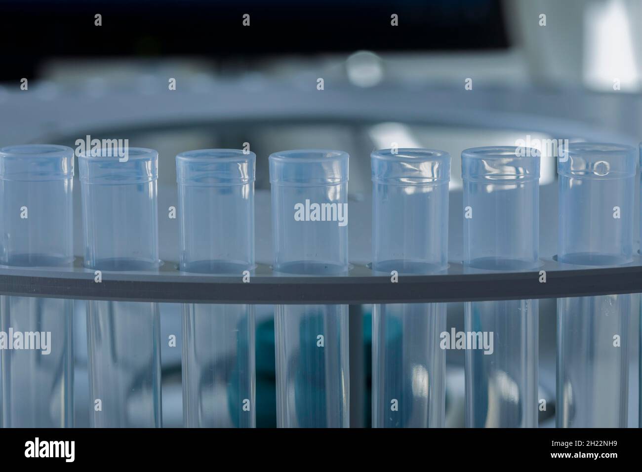 Analisi chimica di laboratorio con provette e apparecchiature di laboratorio, Friburgo, Baden-Wuerttemberg, Germania Foto Stock