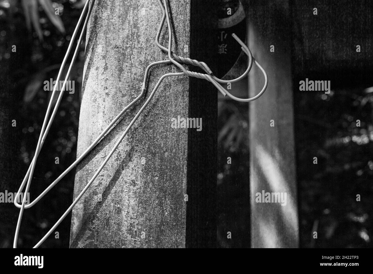 Hangers e Casa abbandonata Foto Stock