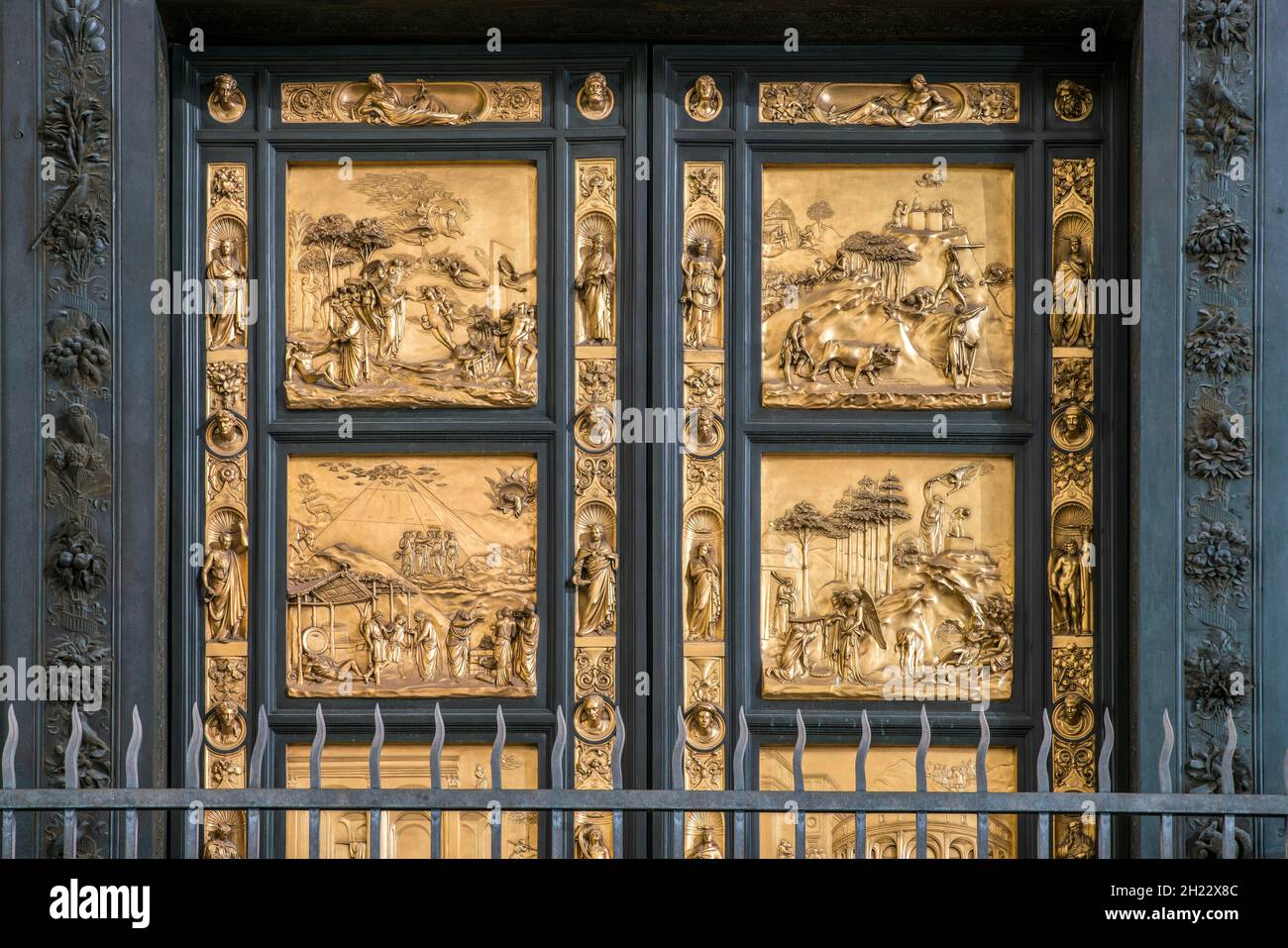 Scena dell'Antico Testamento, Adamo ed Eva, in alto a sinistra, Caino ed Abele, in alto a destra, Noè, in basso a sinistra, Abramo e Isacco, in basso a destra, porta Est, Porta del Foto Stock