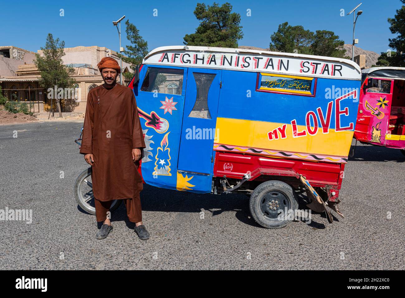Uomo con il suo risciò auto-styled, Santuario di Khwaja Abd Allah, Herat, Afghanistan Foto Stock