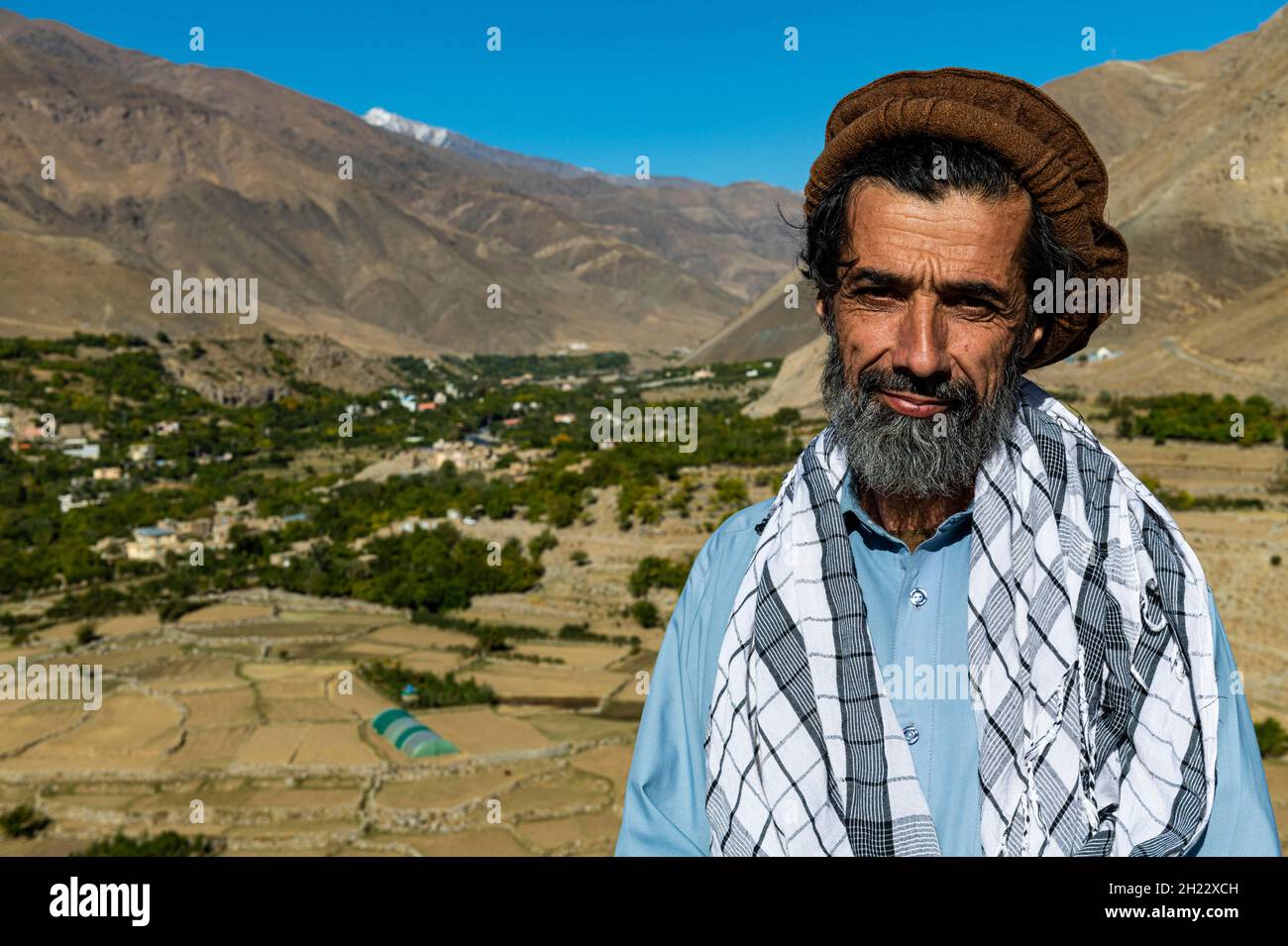 Guardia di guardia al memoriale di Ahmad Shah Massoud, Valle Panjshir, Afghanistan Foto Stock