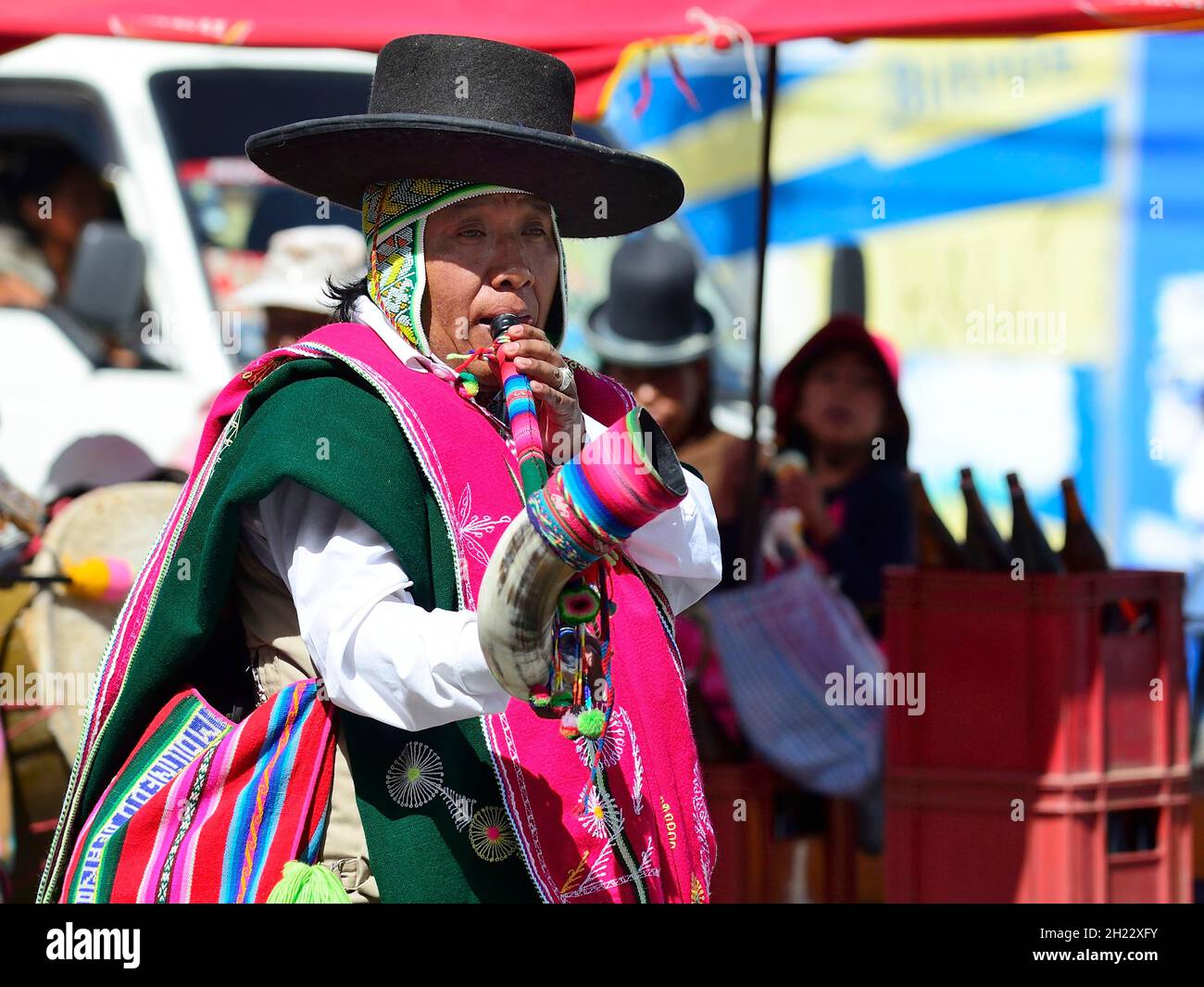 Musicista indigeno in costume tradizionale con corno di bestiame durante una sfilata, El Alto, Dipartimento di la Paz, Bolivia Foto Stock