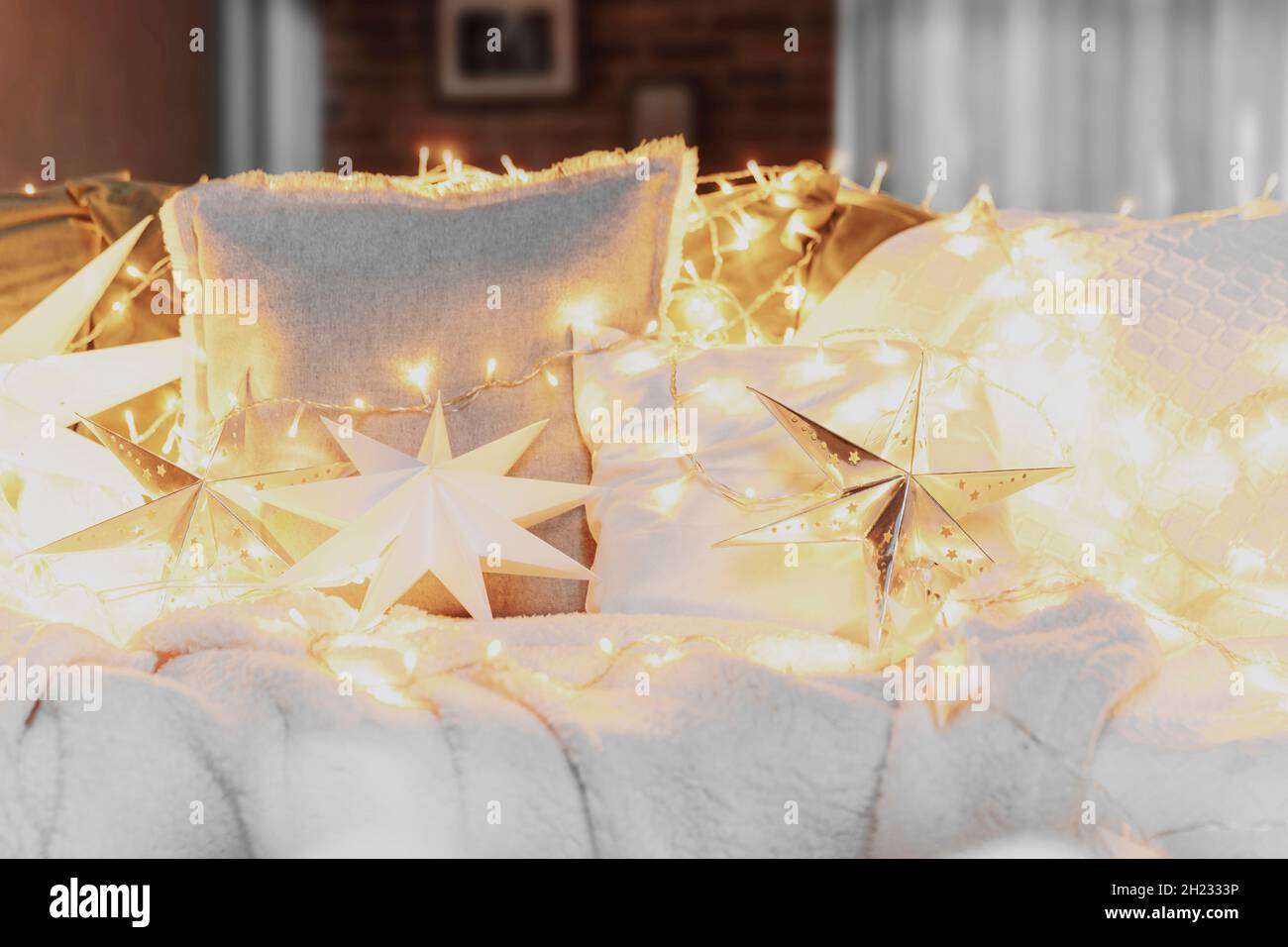 Decorazioni natalizie o di Capodanno Happy Time, forma a stella in carta argentata Foto Stock