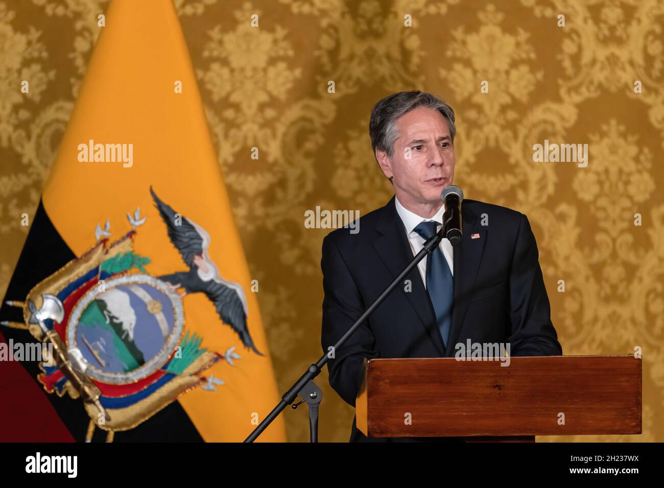 Il Segretario DI Stato DEGLI STATI UNITI Antony Blinken affronta le domande dei giornalisti nel palazzo presidenziale dell'Ecuador nella capitale Quito.il Segretario di Stato degli Stati Uniti ha fatto la sua prima visita in Sud America il 19 ottobre a Quito, Ecuador, seguita dalla Colombia per incontrare il presidente Ivan Duque. Durante la sua visita, ha incontrato il presidente ecuadoriano Guillermo lasso e il suo omologo, il ministro degli Esteri Mauricio Montalvo. Blinken e lasso hanno discusso una serie di questioni, tra cui la sicurezza, la lotta alla narcotica, le questioni ambientali. Foto Stock