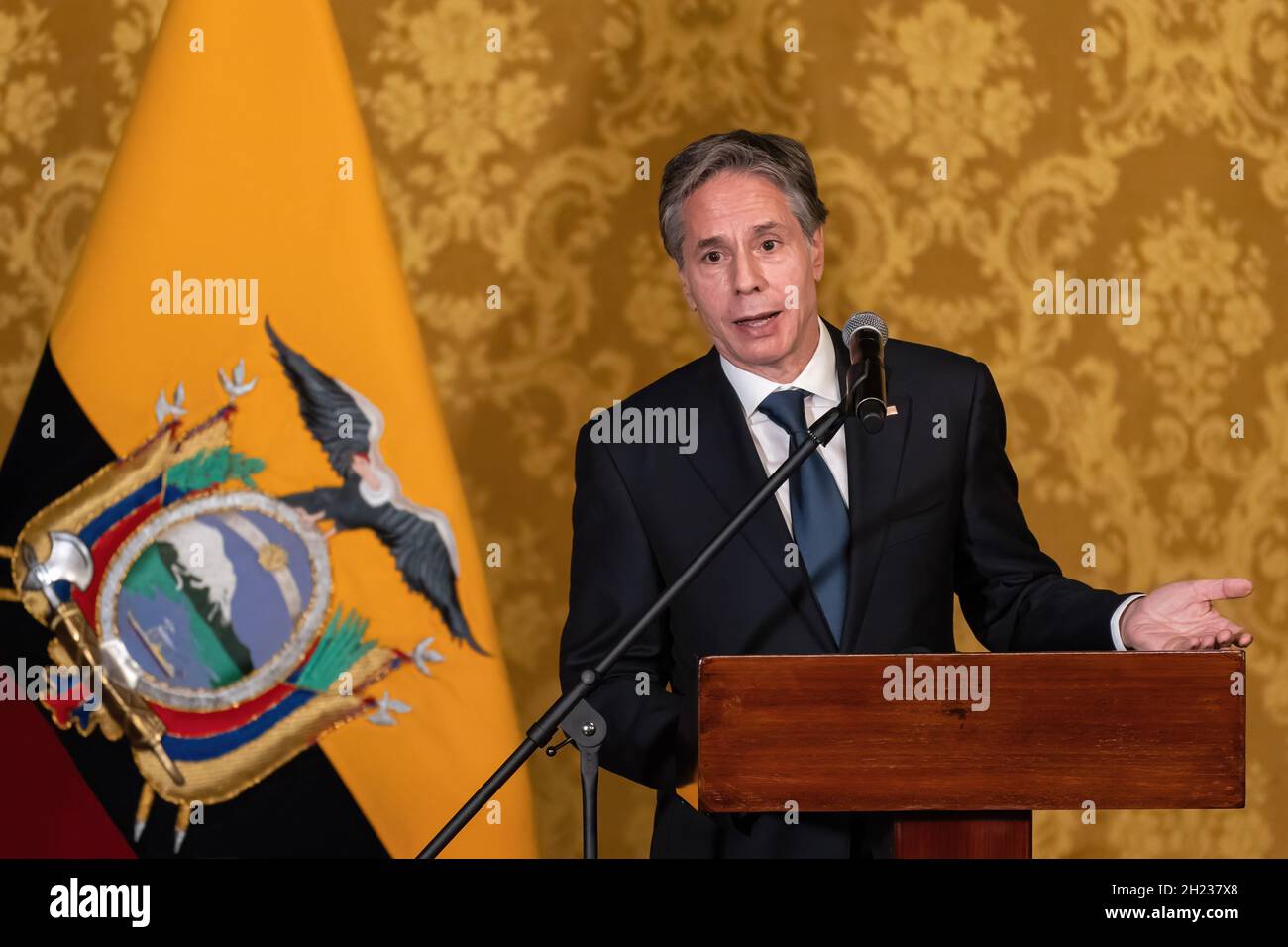 Il Segretario DI Stato DEGLI STATI UNITI Antony Blinken affronta le domande dei giornalisti nel palazzo presidenziale dell'Ecuador nella capitale Quito.il Segretario di Stato degli Stati Uniti ha fatto la sua prima visita in Sud America il 19 ottobre a Quito, Ecuador, seguita dalla Colombia per incontrare il presidente Ivan Duque. Durante la sua visita, ha incontrato il presidente ecuadoriano Guillermo lasso e il suo omologo, il ministro degli Esteri Mauricio Montalvo. Blinken e lasso hanno discusso una serie di questioni, tra cui la sicurezza, la lotta alla narcotica, le questioni ambientali. Foto Stock