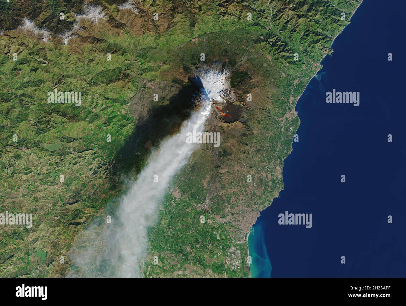MONTE ETNA, ITALIA - 28 dicembre 2018 - immagine satellitare che mostra l'Etna durante un'eruzione laterale (un'eruzione laterale invece della sua cima) Foto Stock