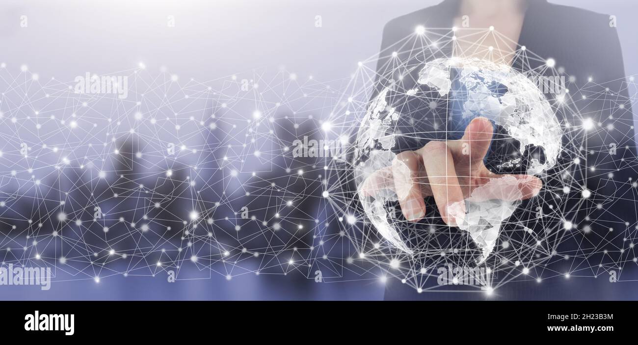 Astratto concetto di connessione alla rete mondiale, internet e connessione globale. Mano touch schermo digitale ologramma mondo, terra, mappa, globo segno sulla città li Foto Stock