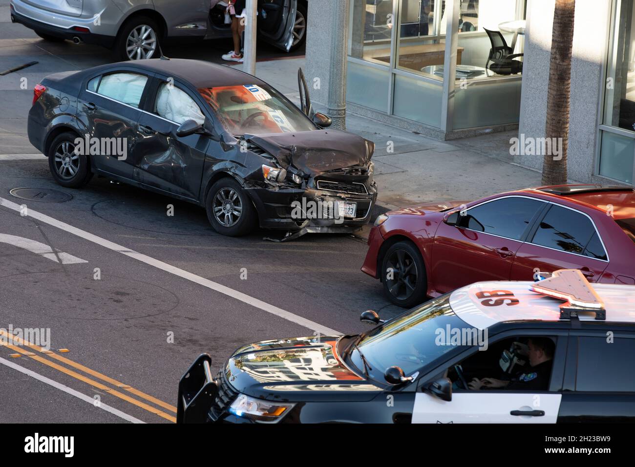 San Bernardino, California, Stati Uniti d'America - 10 ottobre 2021: Una macchina della polizia arriva sul luogo di un incidente automobilistico. Foto Stock