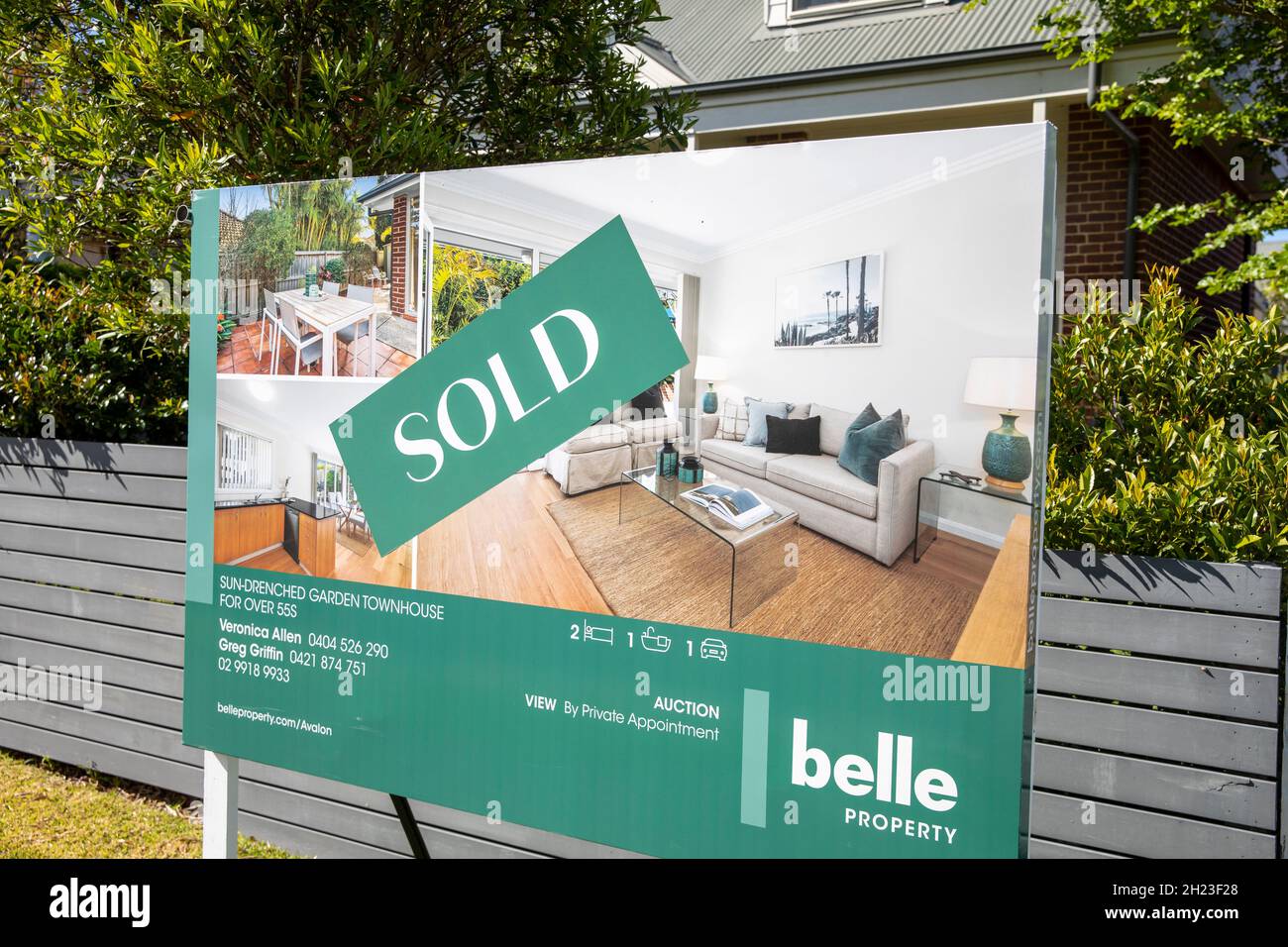 Australia casa di Sydney venduta con agenzia immobiliare marketing board fuori dalla proprietà, Sydney, Australia Foto Stock