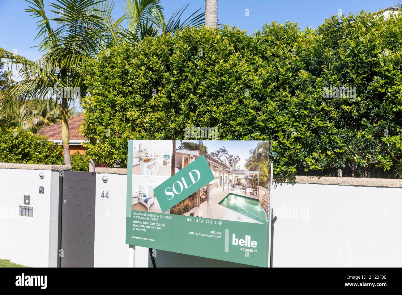 Australia casa di Sydney venduta con agenzia immobiliare marketing board fuori dalla proprietà, Sydney, Australia Foto Stock