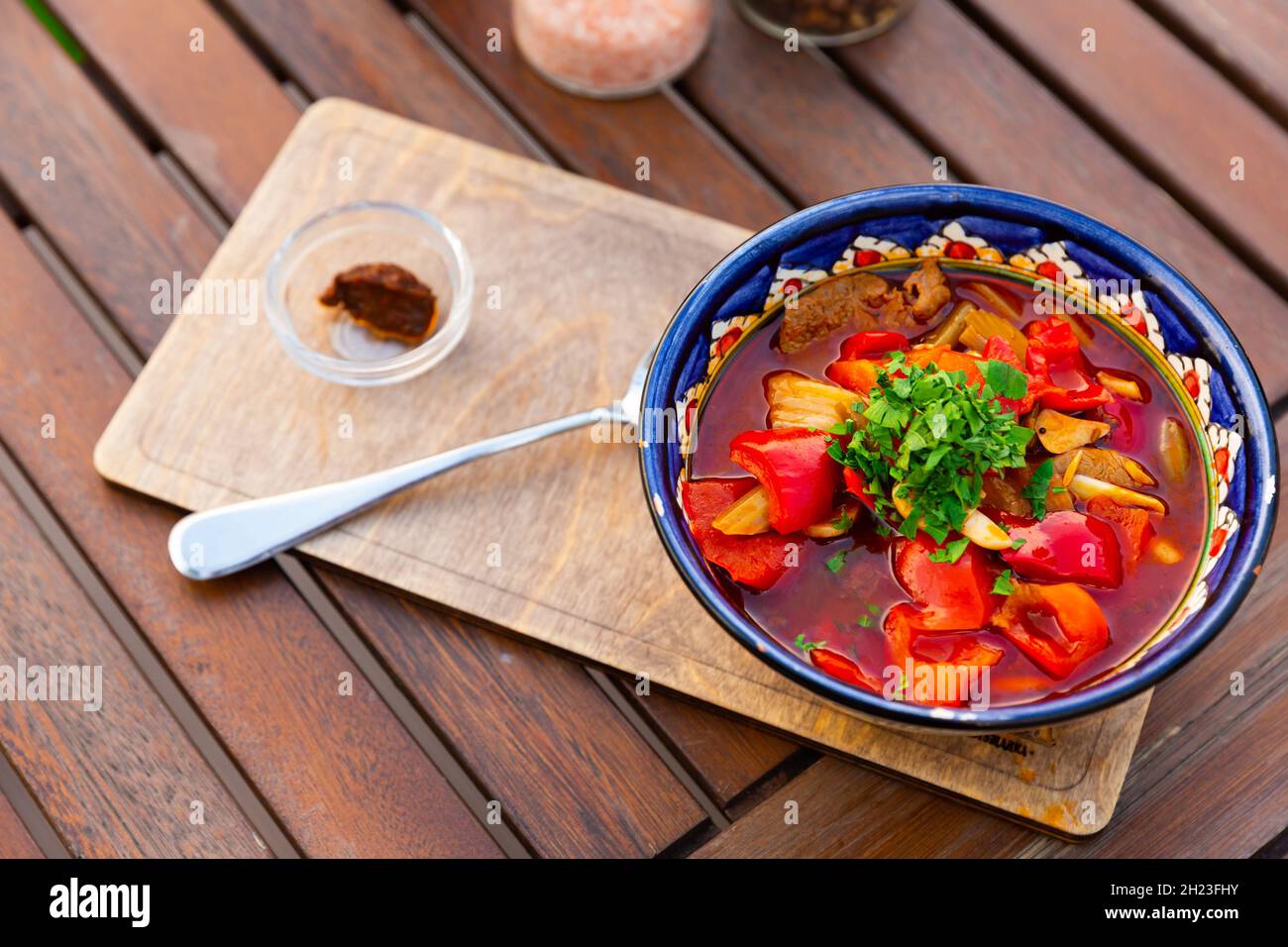 Porzione di laghman Uyghur servita in una ciotola per zuppa Foto Stock