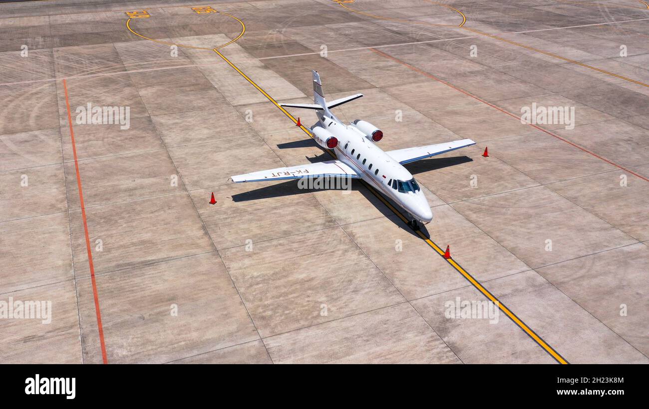 Denpasar, Bali, 18 ottobre 2021.: Cessna 560 XLS privato jet parcheggiato all'aeroporto internazionale di Bali. I motori sono dotati di coperchi di protezione rossi Foto Stock