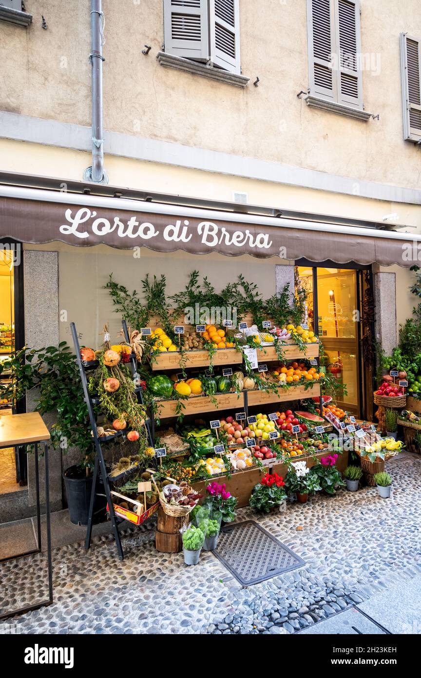 Negozio di frutta e verdura tradizionale nel quartiere Brera di Milano Foto Stock
