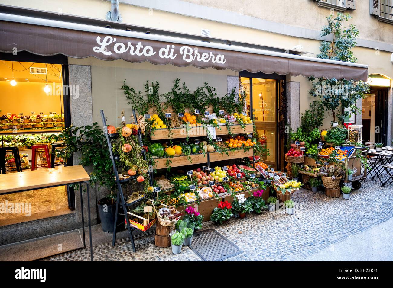 Negozio di frutta e verdura tradizionale nel quartiere Brera di Milano Foto Stock