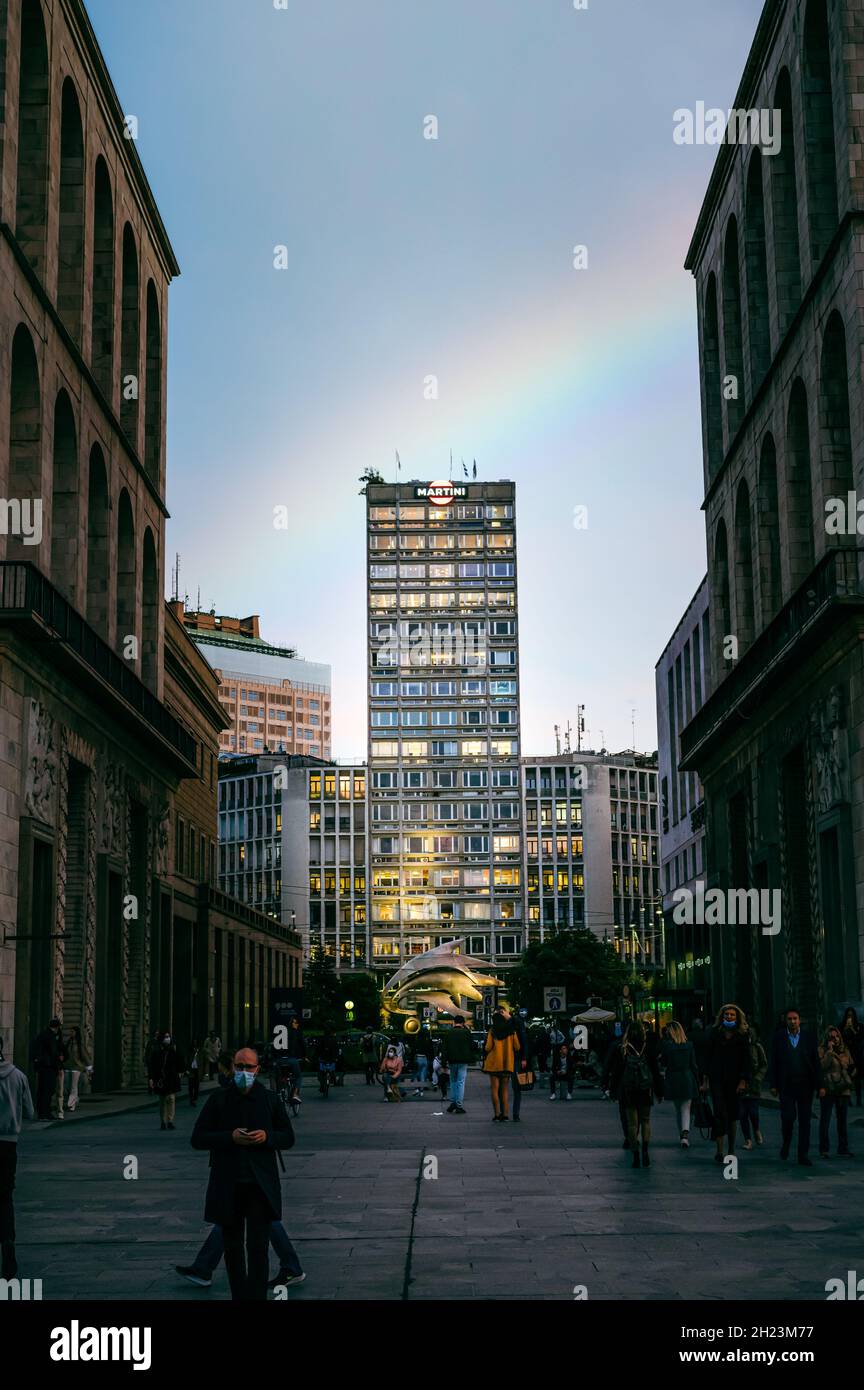Vista su Piazza del Duomo con l'edificio Martini sullo sfondo, molta gente in Piazza del Duomo nella parte vecchia della città di Milano. Foto Stock