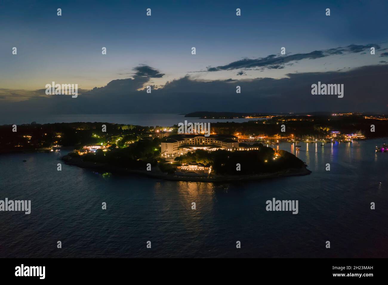 Una foto aerea della penisola di Verudela e dell'hotel Park Plaza al tramonto a Pola, Istria, Croazia Foto Stock