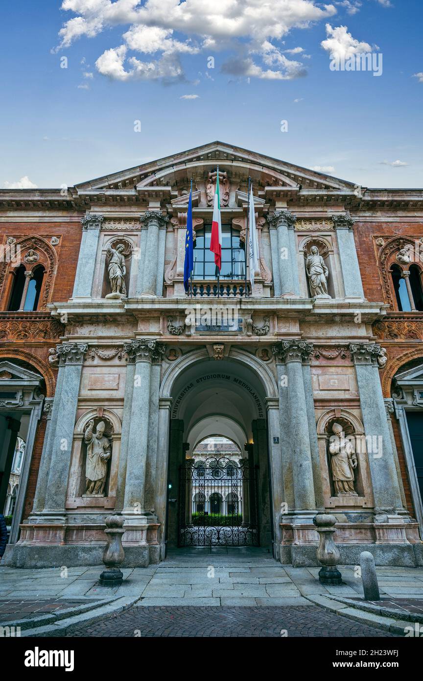 Facciata dell'edificio che ospita l'Università di Stato di Milano Foto Stock