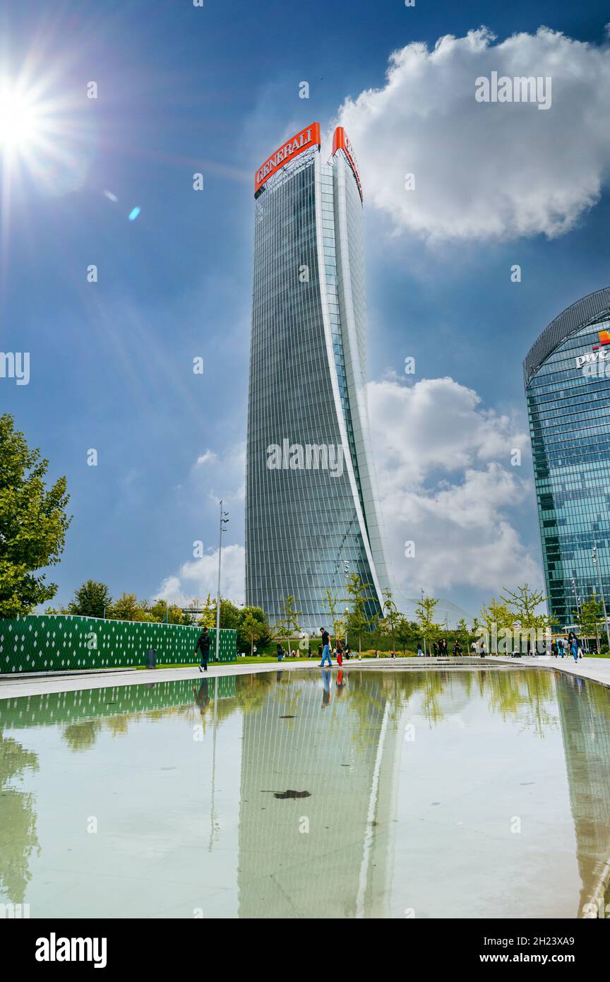 La Torre generali, una suggestiva torre attorcigliata dall'architetto Zaha Hadid, è stata aperta nel 2017 con un centro commerciale alla sua base. Foto Stock