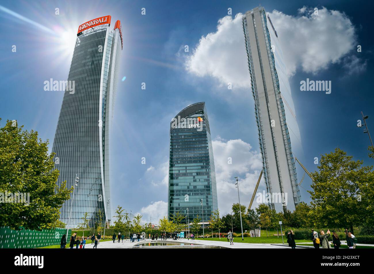 Tre grattacieli a torre generali Hadid Tower, Allianz Isozaki Tower e PWC Libeskind Tower nel quartiere di Milano CityLife. Foto Stock