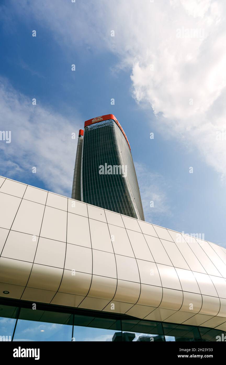 La Torre generali, una suggestiva torre attorcigliata dall'architetto Zaha Hadid, è stata aperta nel 2017 con un centro commerciale alla sua base. Foto Stock
