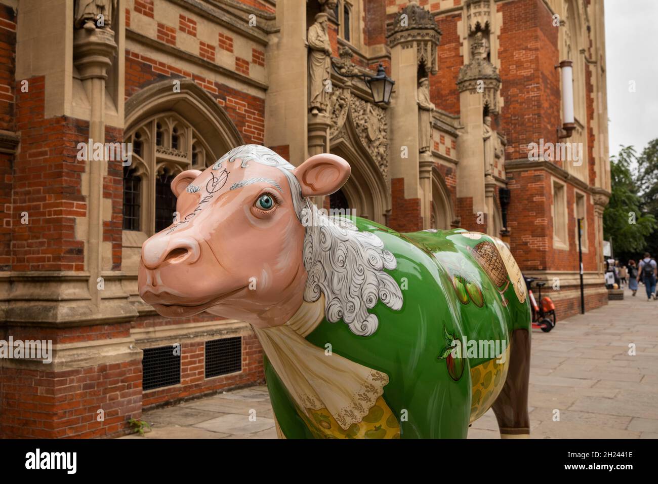 Regno Unito, Inghilterra, Cambridgeshire, Cambridge, St John’s Street, Progetto d'arte Cows in Cambridge, ha decorato la mucca all'esterno dell'Old Divinity College Foto Stock