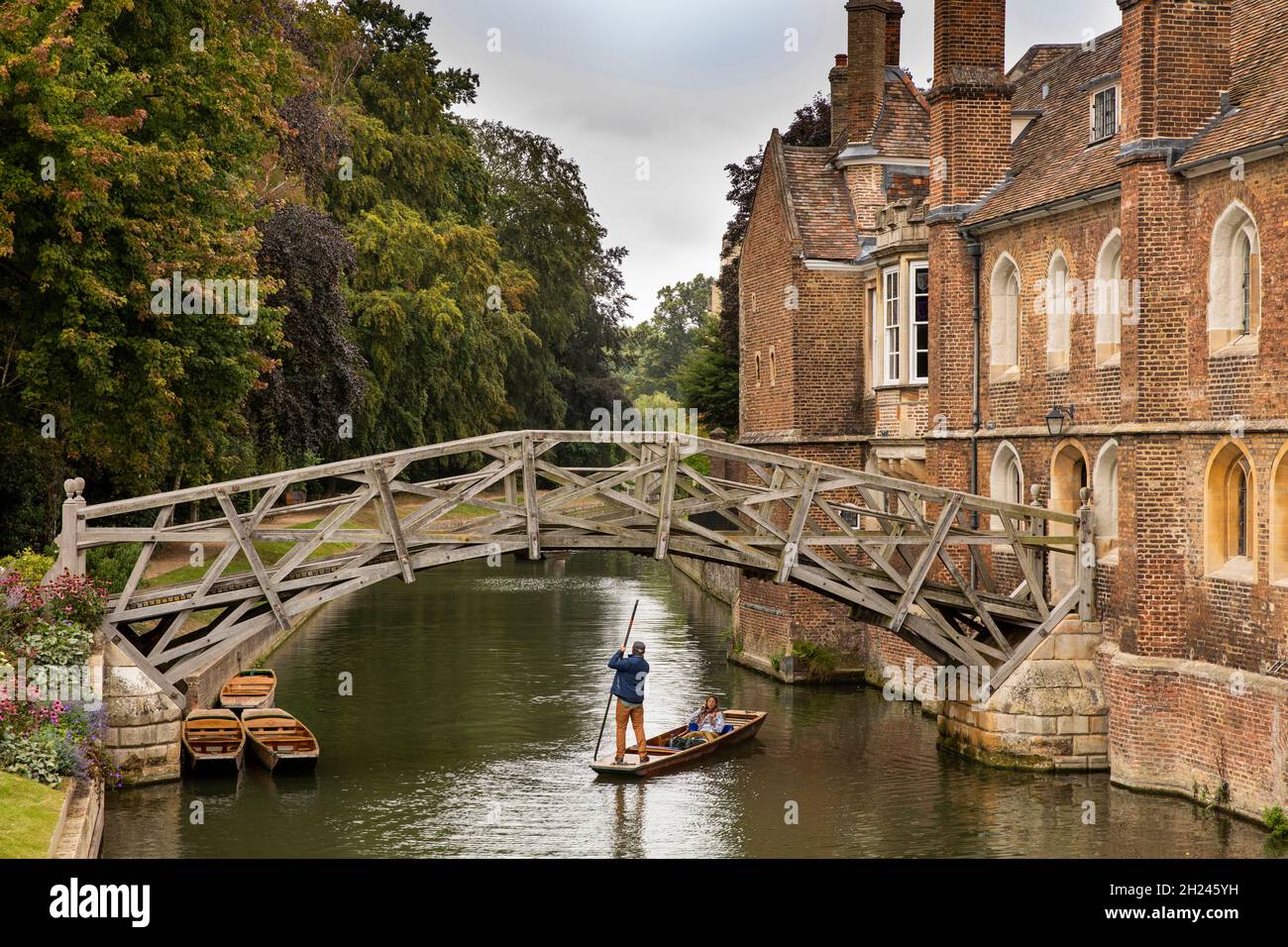 Regno Unito, Inghilterra, Cambridgeshire, Cambridge, Mathematical Bridge Across River Cam al Queen’s College Foto Stock