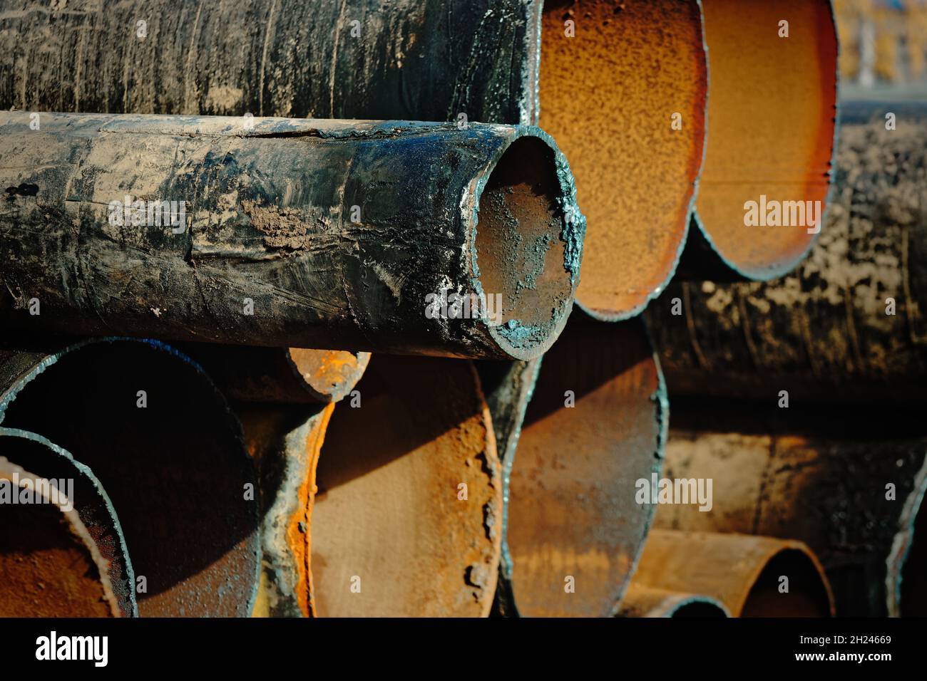 Rottami di metallo. I vecchi tubi di gassificazione usati sono tagliati a  pezzi e si trovano in un mucchio. Utilizzazione e trattamento dei rifiuti  metallici Foto stock - Alamy